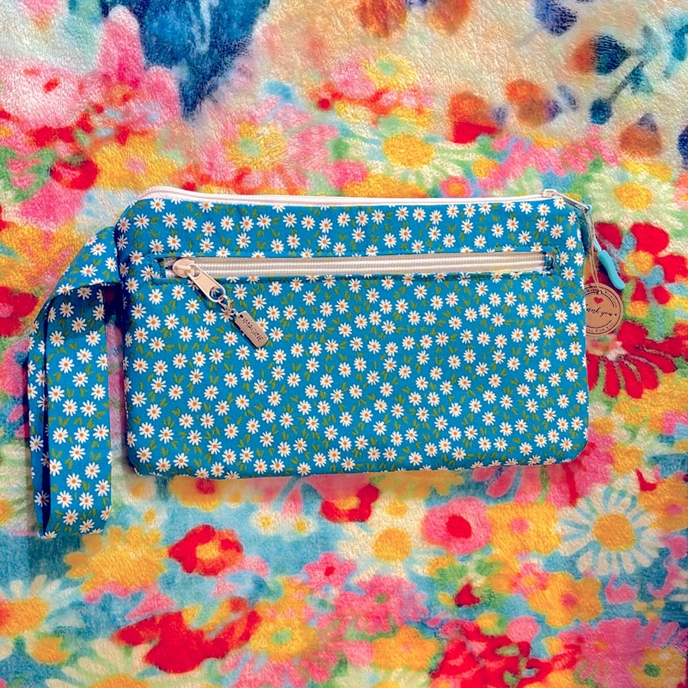 Wristlet purse